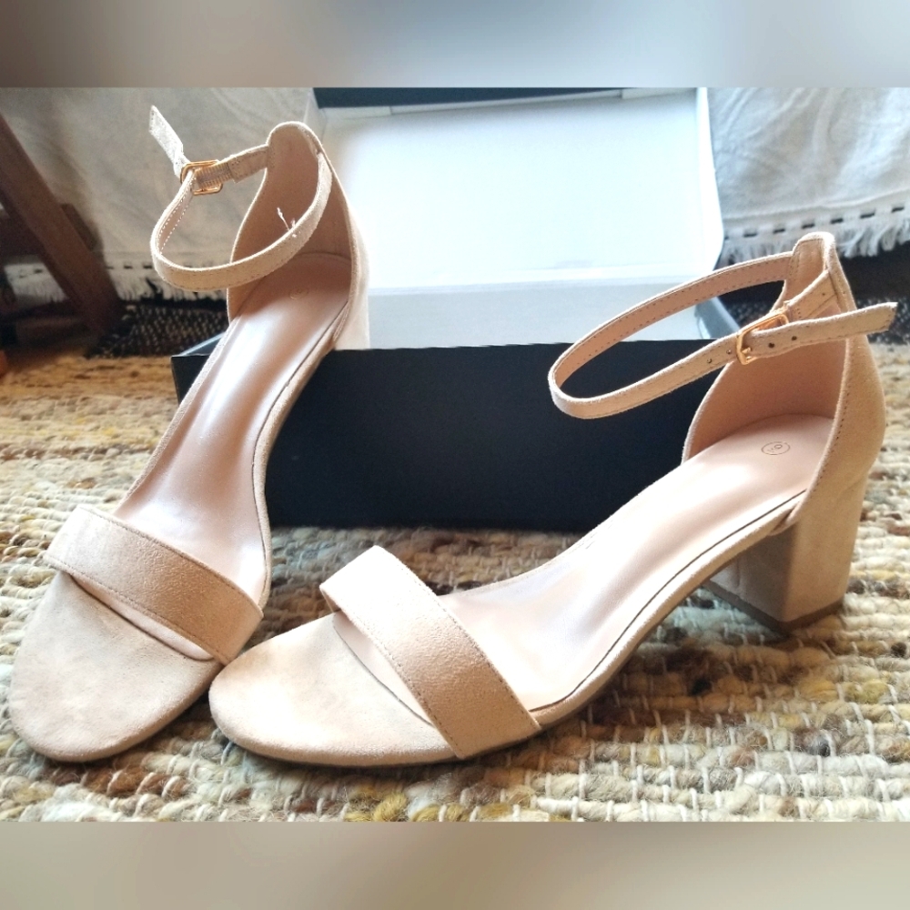 Classic strap heel